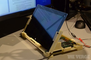 Zdjęcie, przedstawiające rozebrany tablet w czasie testów jakości dźwięku