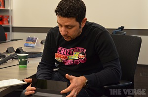 Zdjęcie, na którym Panos Panay trzyma prototyp tabletu Surface