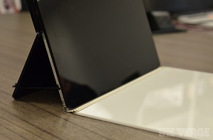 Zdjęcie przedstawiające prototyp Surface z klawiaturą Touch Cover