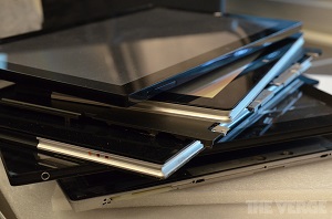 Zdjęcie przedstawiające kilka różnych wariantów tabletu Surface
