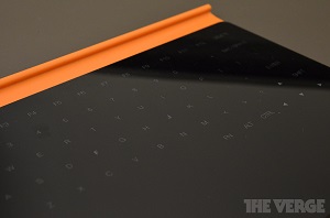 Zdjęcie czarnego prototypu klawiatury Touch Cover