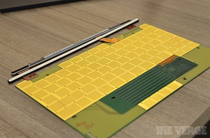 Zdjęcie przedstawiające układ wewnętrzny klawiatury Touch Cover