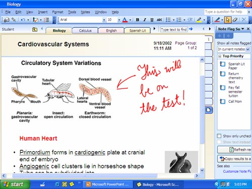 Zrzut ekranu przedstawiający, w jaki sposób student może sporządzać notatki i śledzić ważne zadania przy użyciu programu OneNote 