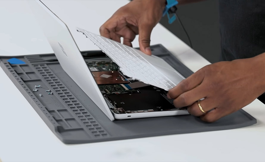 Microsoft zademonstrował łatwość naprawy Surface Laptop SE