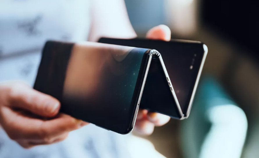Smartfon-harmonijka od TCL składa się podwójnie