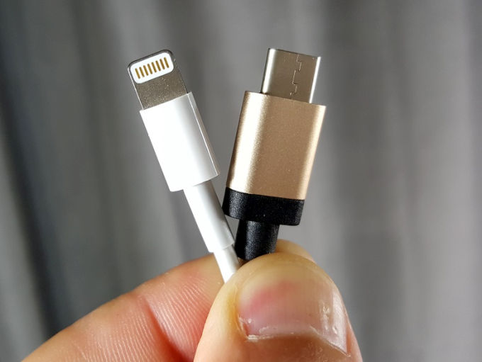 USB-C, Apple Lightning 