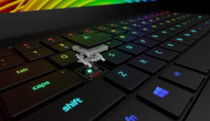 Razer Blade 15 Advanced - klawiatura optyczna